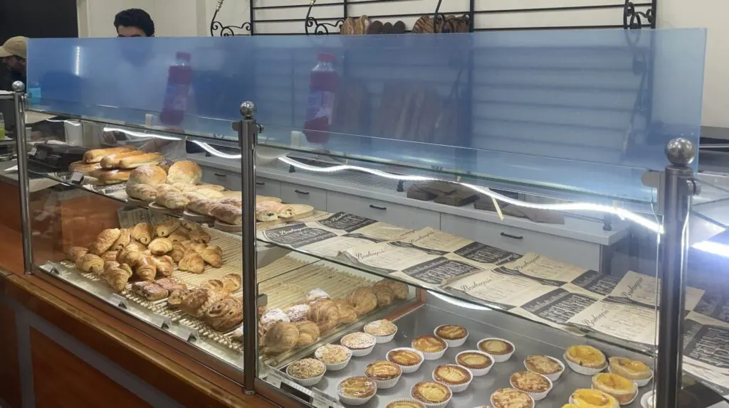 protection en plexiglas transparent sur vitrine de boulangerie