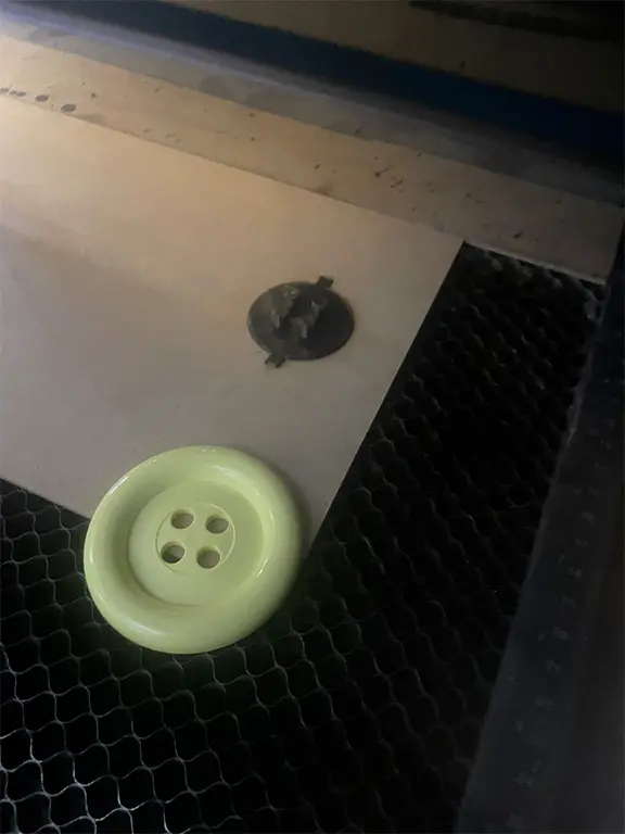 bouton dans machine de gravure laser