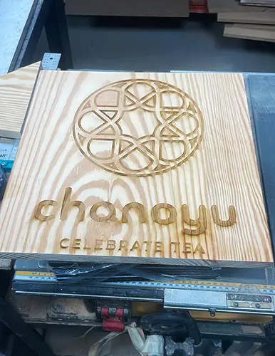 Logo Chanoyu gravé sur bois avec technique de gravure laser réalisée à Paris