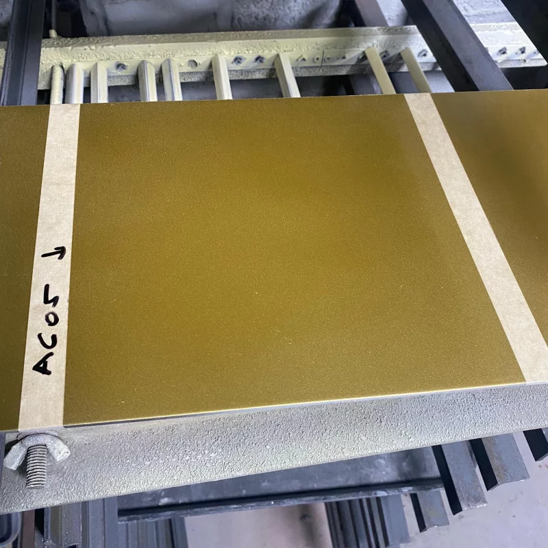 plaque de metal avec dorure