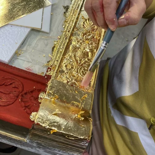 Dorure à la feuille avec pinceau Dorure a la feuille avec pinceau