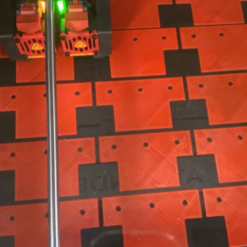Impression 3D rouge en action Raise Pro 3D