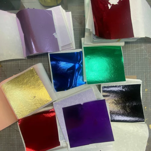Plusieurs feuille en métal Échantillons de différentes couleurs de feuilles de dorure