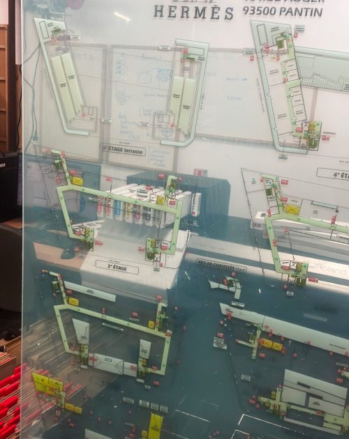 Plaque de plexiglas avec plan d'intervention imprimé à l'impression UV