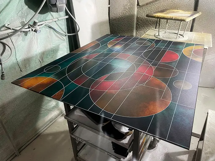 Vitrophanie en impression UV avec motifs géométriques colorés sur verre