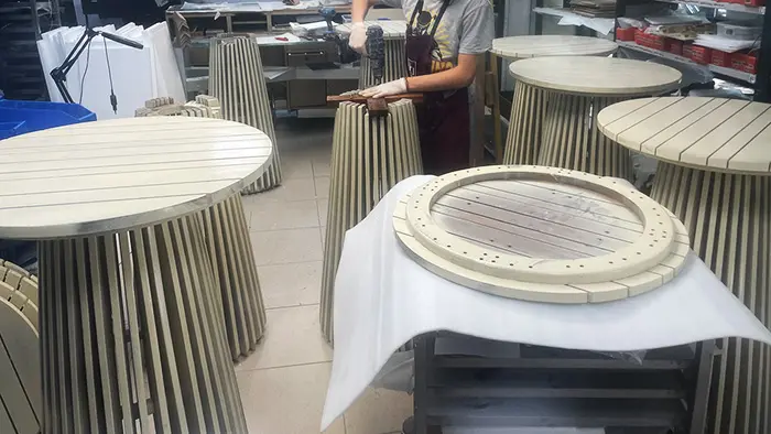 Mange-debout en bois traité et peint dans un atelier à Paris