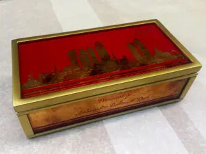Boîte de présentation personnalisée rouge et dorée réalisée en impression 3D, peinture métallisée et impression UV à Paris