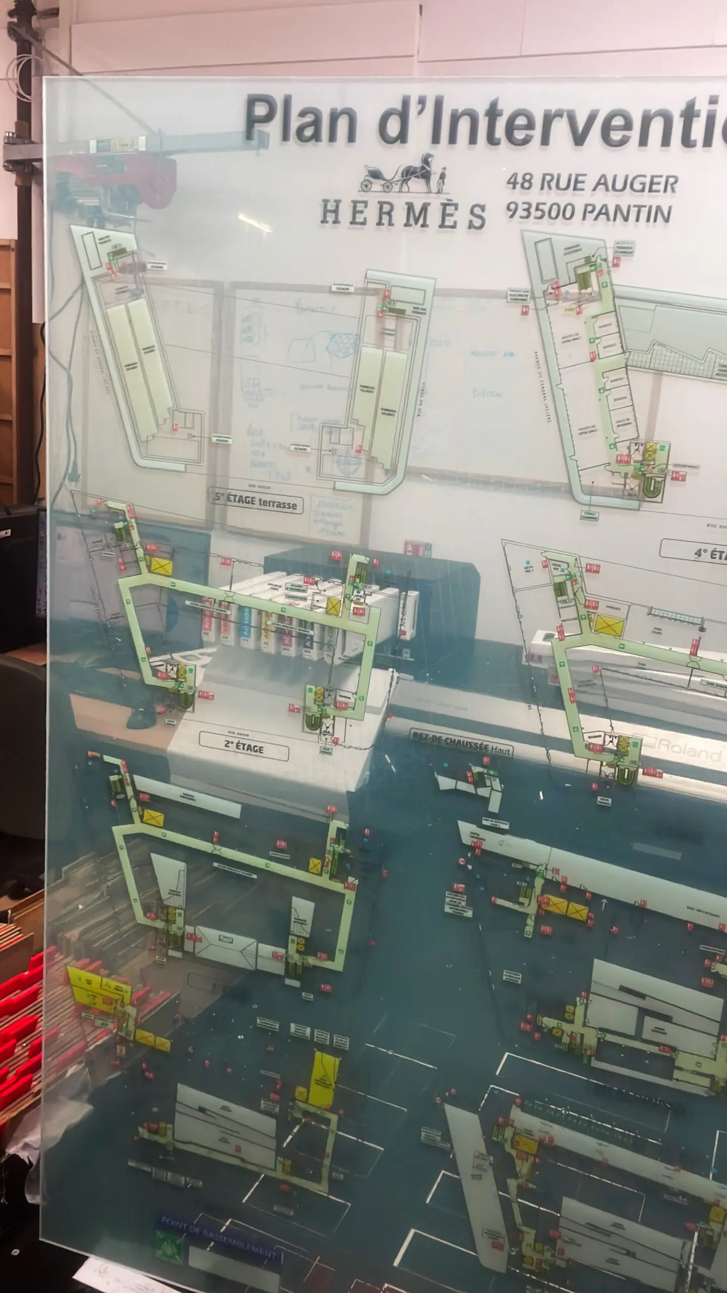 Plaque de plexiglas avec plan d'intervention imprimé à l'impression UV