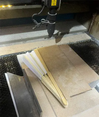 Éventails en bois personnalisés